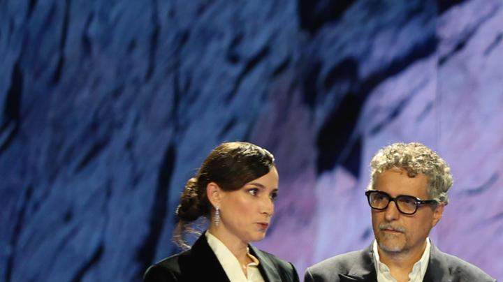 Desde la izquierda la productora francesa Emili lesclaux, el director brasileño Kleber Mendonça Filho, Tomas Alves, Eduardo Serrano y Mateus Alves recibiendo el premio a mejor película iberoamericana de ficción por 'El agente secreto' este sábado, durante la entrega de los Premios Platino 2026 en Playa del Carmen, Quintana Roo (México). EFE/ Alonso Cupul.
