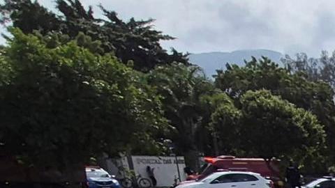 Fotografía cedida este domingo por Roberta Durço que muestra a una persona observando un fragmento de uno de los helicópteros que colisionaron en el barrio Recreio dos Bandeirantes, en Río de Janeiro (Brasil). La colisión de dos helicópteros esta mañana deja un saldo de al menos seis personas fallecidas, según informaron fuentes oficiales. EFE/ Roberta Durço.
