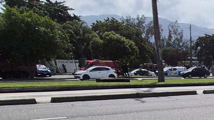 Fotografía cedida este domingo por Roberta Durço que muestra a una persona observando un fragmento de uno de los helicópteros que colisionaron en el barrio Recreio dos Bandeirantes, en Río de Janeiro (Brasil). La colisión de dos helicópteros esta mañana deja un saldo de al menos seis personas fallecidas, según informaron fuentes oficiales. EFE/ Roberta Durço.