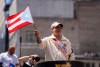 En el caso de Daddy Yankee escogió el centro de acopio en el estadio Hiram Bithorn para intentar conseguir suministros que serán enviados a Venezuela.