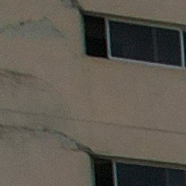 Edificios dañados por los terremotos permanecen en pie tres días después de que estos sacudieran Catia La Mar, Venezuela, el sábado 27 de junio de 2026. (Foto AP/Matias Delacroix)