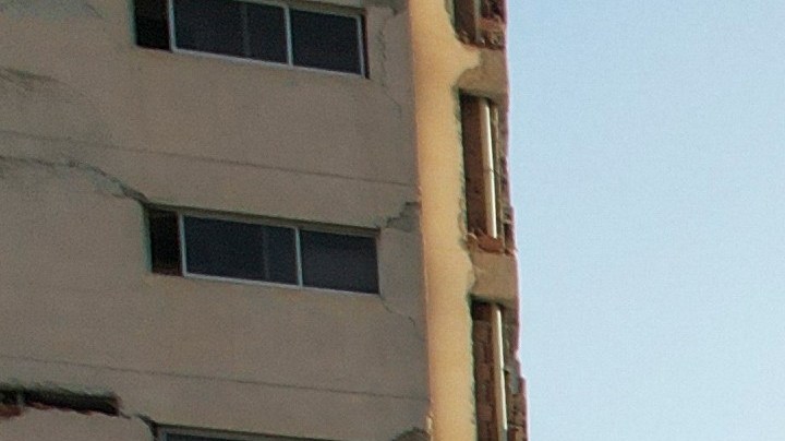 Edificios dañados por los terremotos permanecen en pie tres días después de que estos sacudieran Catia La Mar, Venezuela, el sábado 27 de junio de 2026. (Foto AP/Matias Delacroix)