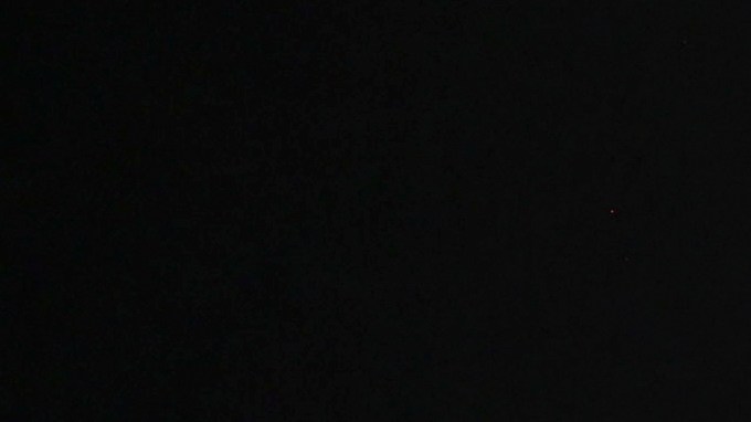 La actual turbulencia mediática choca de frente con la calurosa acogida que la cantante vivió durante su última estancia en Buenos Aires a finales de noviembre de 2025, cuando realizó un viaje promocional relámpago de tres días para presentar su álbum “LUX”, desatando un auténtico furor colectivo.