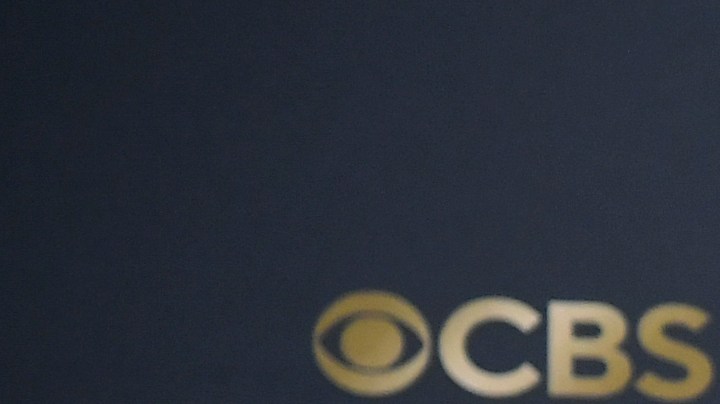 Noah Wyle, ganador de los premios a mejor actor principal en una serie dramática y mejor serie dramática por "The Pitt", posa en la sala de prensa durante la 77.ª edición de los Premios Emmy, celebrada el domingo 14 de septiembre de 2025 en el Teatro Peacock de Los Ángeles. (Foto de Richard Shotwell/Invision/AP). )