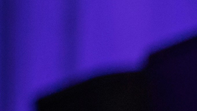 El francés Vincent Belorgey, conocido como Kavinsky, actúa durante la 'Fête de la Musique', la celebración del día de la música en el patio del Palacio del Elíseo, en París, el jueves 21 de junio de 2018. (Christophe Petit Tesson, Pool vía AP, ARCHIVO).