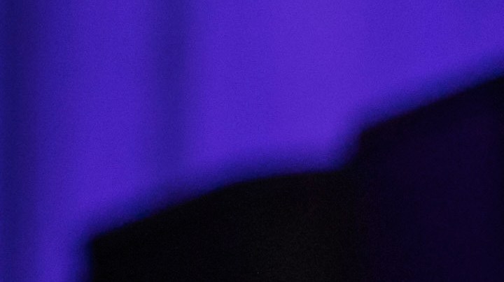 El francés Vincent Belorgey, conocido como Kavinsky, actúa durante la 'Fête de la Musique', la celebración del día de la música en el patio del Palacio del Elíseo, en París, el jueves 21 de junio de 2018. (Christophe Petit Tesson, Pool vía AP, ARCHIVO).