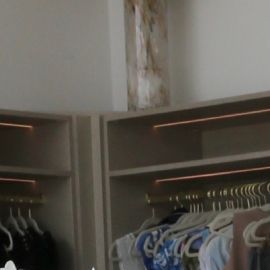 Ana Patricia Gámez ayuda a los venezolanos a través de su tienda de ropa.