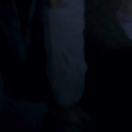 Manelyk González reacciona con una leve sonrisa a las críticas en su contra.