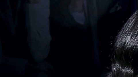 Manelyk González reacciona con una leve sonrisa a las críticas en su contra.