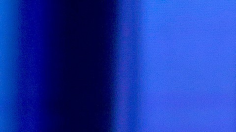 La Casa de los Famosos México, producción de TelevisaUnivision y EndemolShine Boomdog, se transmite de lunes a viernes a las 22:00 horas por Canal 5, mientras que las galas dominicales pueden seguirse a las 20:30 horas por Las Estrellas.