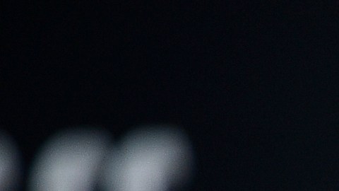 El cantante perdió el equilibrio mientras interpretaba “Are You Listening Yet?”, pero reaccionó con humor y continuó el espectáculo ante los gritos y aplausos de sus seguidores.