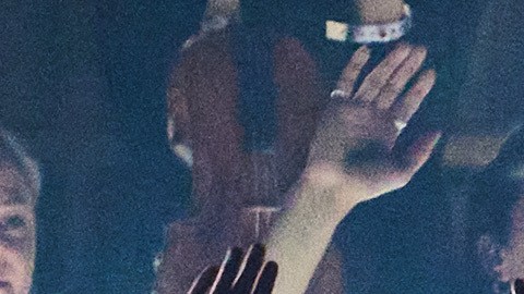 El espectáculo, que contó con una puesta en escena de gran impacto visual, tuvo como invitada a la cantante argentina Ángela Torres, en el segmento conocido como 'El Confesionario', uno de los momentos más esperados de la gira.