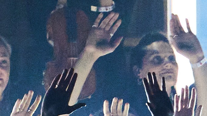 El espectáculo, que contó con una puesta en escena de gran impacto visual, tuvo como invitada a la cantante argentina Ángela Torres, en el segmento conocido como 'El Confesionario', uno de los momentos más esperados de la gira.