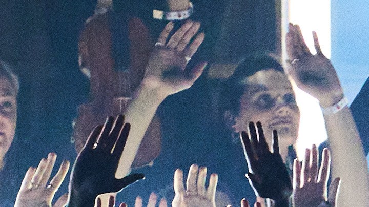 El espectáculo, que contó con una puesta en escena de gran impacto visual, tuvo como invitada a la cantante argentina Ángela Torres, en el segmento conocido como 'El Confesionario', uno de los momentos más esperados de la gira.