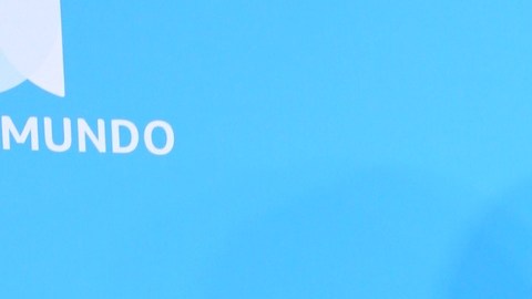 Chiky Bombom se disculpa en vivo, pero no se salvó de la suspensión de Telemundo.