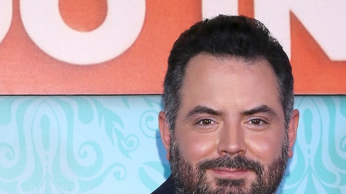 José Eduardo Derbez y Paola Dalay posan juntos como una pareja feliz.