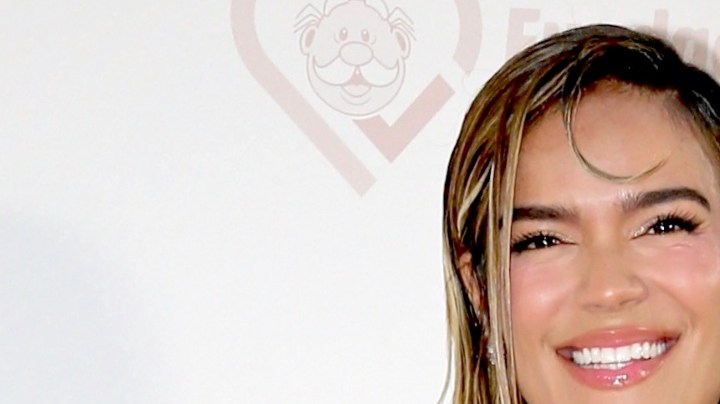 Karol G invita a sus seguidores a desconectarse de las redes sociales.