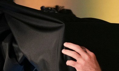 La Fiscalía busca una nueva orden de aprehensión contra el presidente de Miss Universo por presunto lavado de dinero, mientras siguen abiertas otras investigaciones federales en su contra.
