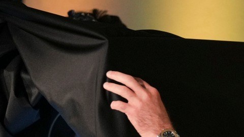 La Fiscalía busca una nueva orden de aprehensión contra el presidente de Miss Universo por presunto lavado de dinero, mientras siguen abiertas otras investigaciones federales en su contra.
