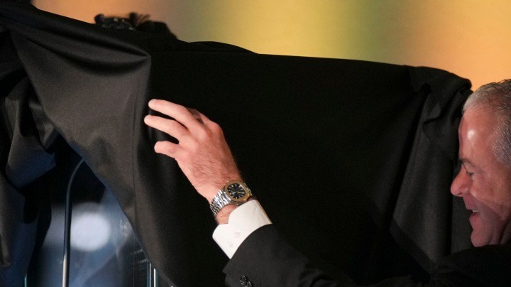 La Fiscalía busca una nueva orden de aprehensión contra el presidente de Miss Universo por presunto lavado de dinero, mientras siguen abiertas otras investigaciones federales en su contra.