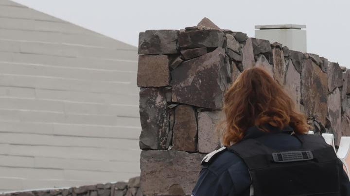 olicías custodian la zona donde se cometió un homicidio múltiple este miércoles, en el municipio Atizapan de Zaragoza (México). Autoridades mexicanas detuvieron a dos hombres señalados como presuntos responsables del homicidio múltiple de Jonathan Meléndez, integrante de la banda de indie rock Camilo Séptimo, de su esposa embarazada, de su hija de tres años y de la trabajadora del hogar, cuyos cuerpos fueron hallados al interior de su residencia en el municipio de Atizapán de Zaragoza. EFE/ Madla Hartz.