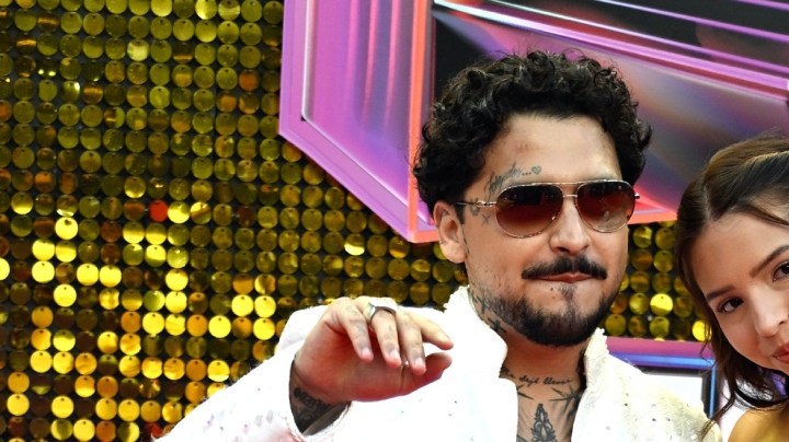 Christian Nodal y Ángela Aguilar posaron felices en la alfombra de Premios Juventud 2026.