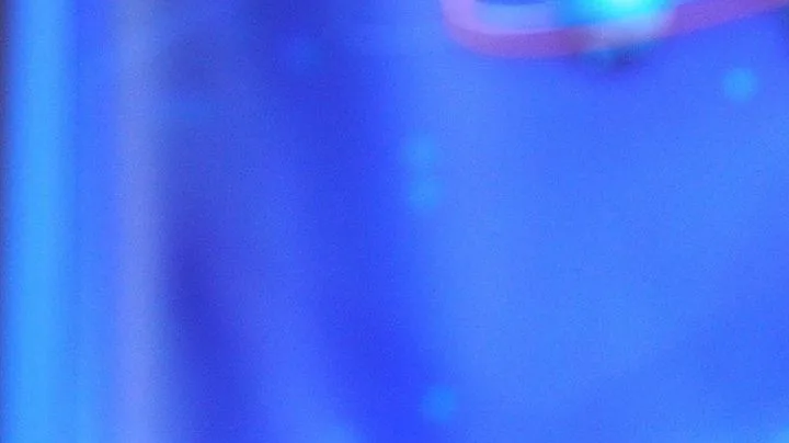 La disputa legal y pública entre la cantante Sasha Sokol y el productor de televisión Luis de Llano se centra en la relación sentimental que sostuvieron cuando ella tenía 14 años y él 39, lo cual derivó en una demanda civil por daño moral iniciada por la artista.