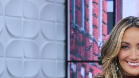 Lindsay Casinelli le pone un alto a Karla Monroig en 'La mesa caliente'.